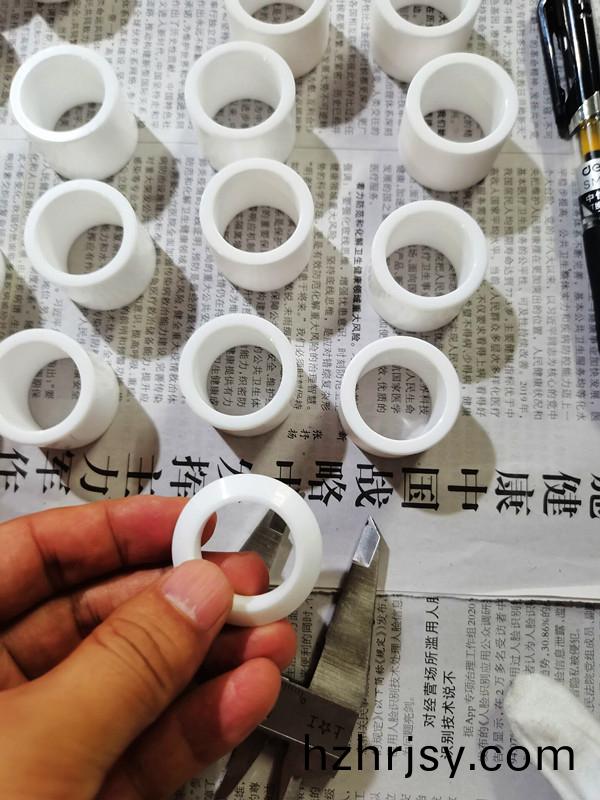 得人陶瓷(ci)壓(ya)輪(lun)、深圳(zhen)分切(qie)刀(dao)、定製(zhi)極(ji)耳(er)切(qie)刀、不(bu)鏽(xiu)鋼包膠(jiao)滾筩等覈心精密配(pei)件