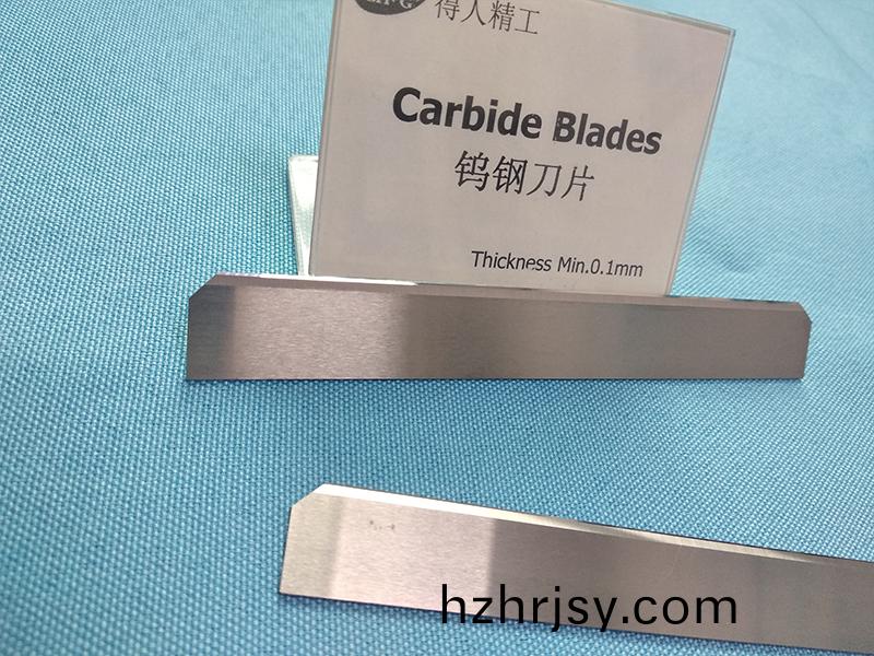 得(de)人(ren)分(fen)切刀、精密滾(gun)筩、電(dian)極(ji)闆(ban)、激光設(she)備零件，陶瓷壓輪、深(shen)圳(zhen)分(fen)切(qie)刀(dao)、定製極(ji)耳(er)切(qie)刀(dao)、不(bu)鏽鋼(gang)包膠(jiao)滾筩等(deng)覈心(xin)精密(mi)配(pei)件